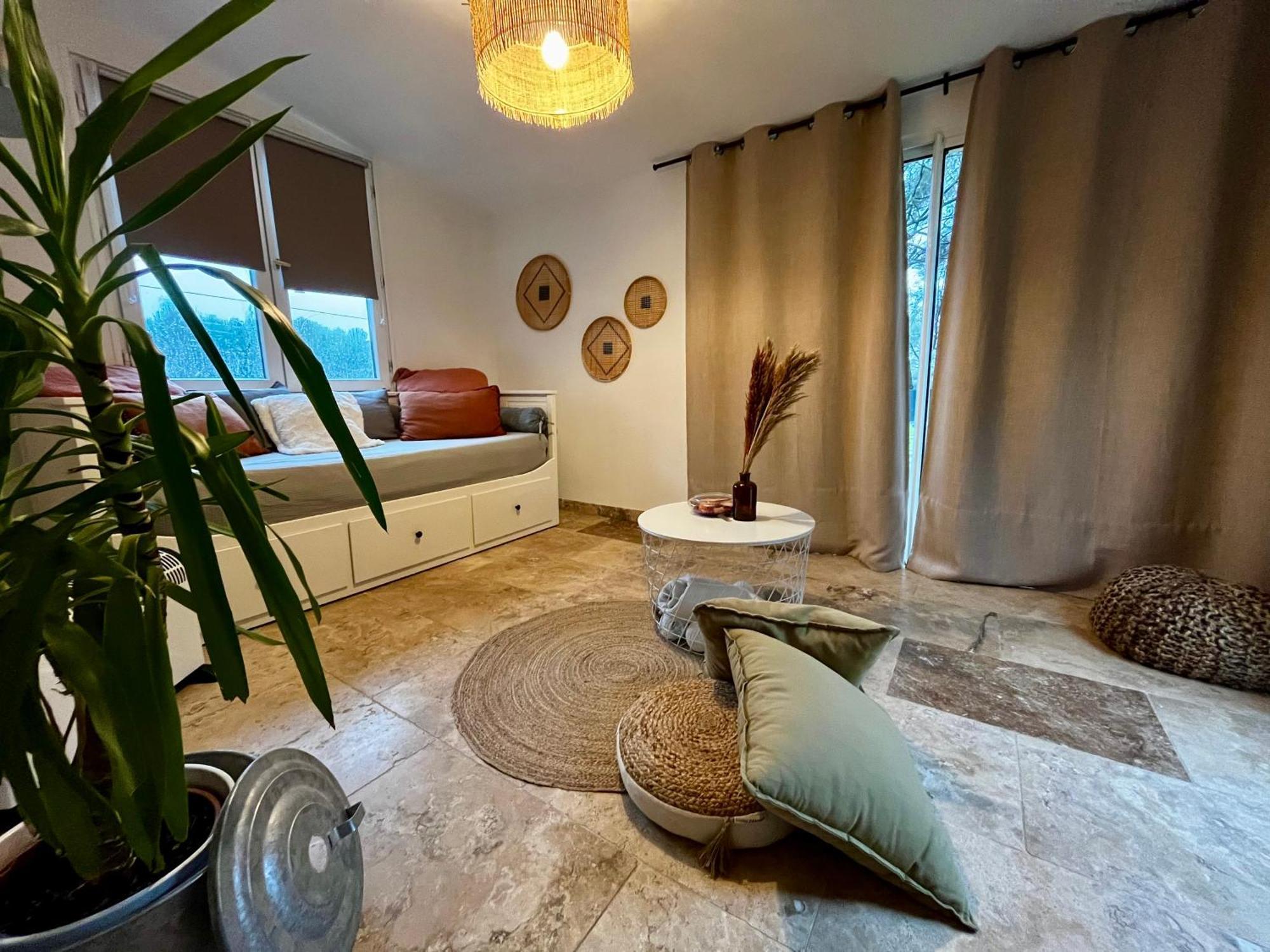 Maison Provencale Au Calme De La Campagne Avec Jacuzzi 普罗旺斯地区艾克斯 外观 照片