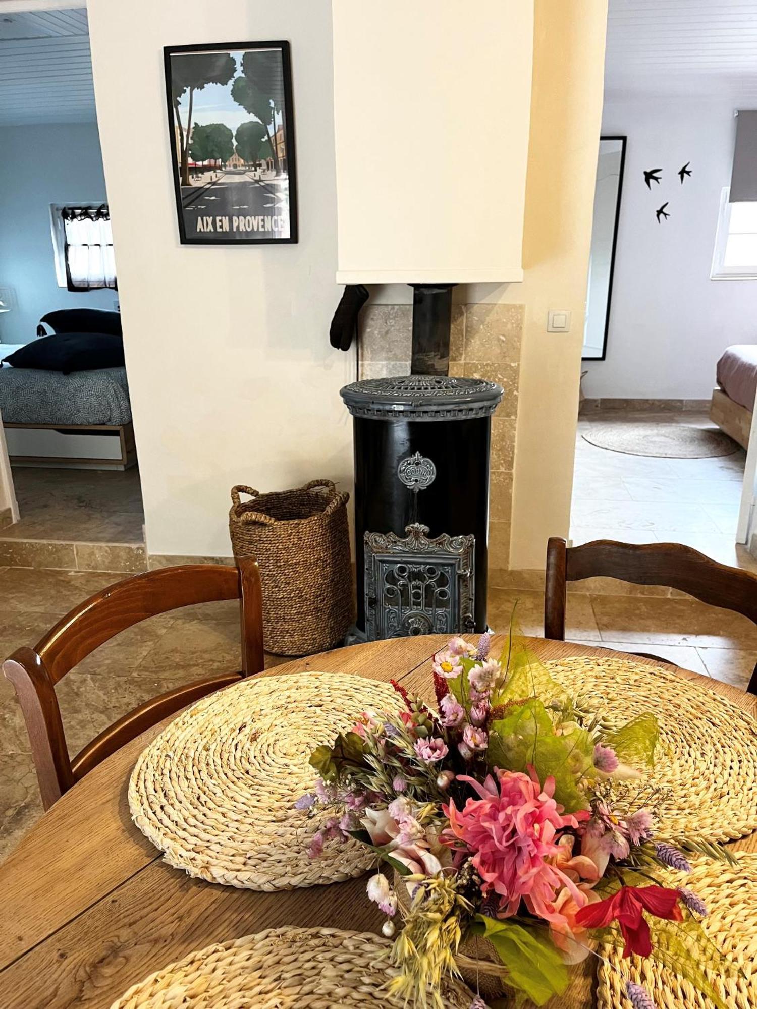 Maison Provencale Au Calme De La Campagne Avec Jacuzzi 普罗旺斯地区艾克斯 外观 照片